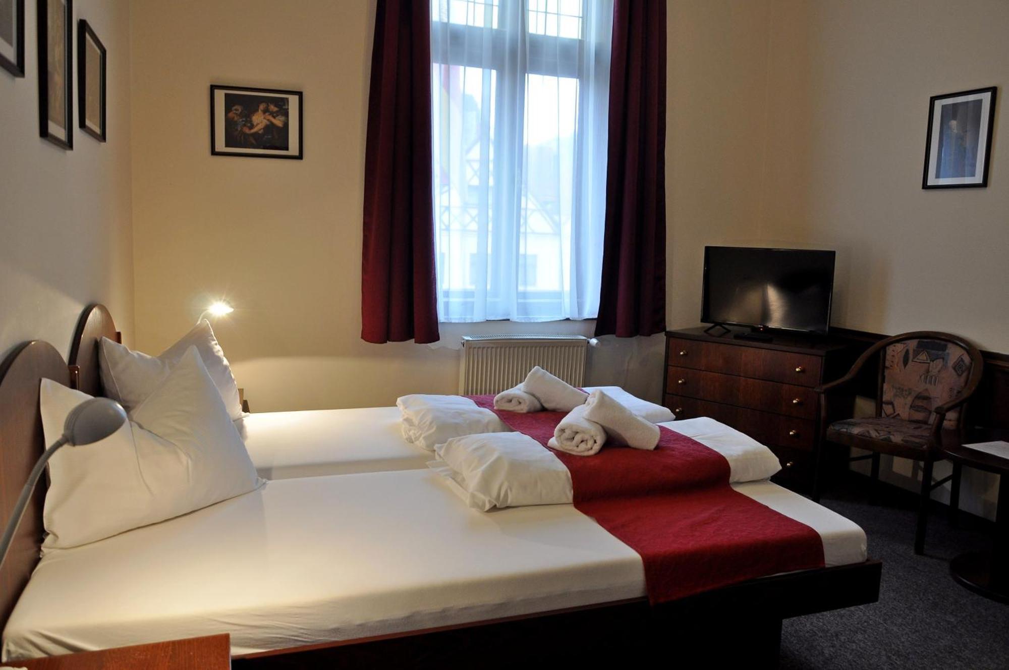 Hotel U Bileho Kone Loket Room photo