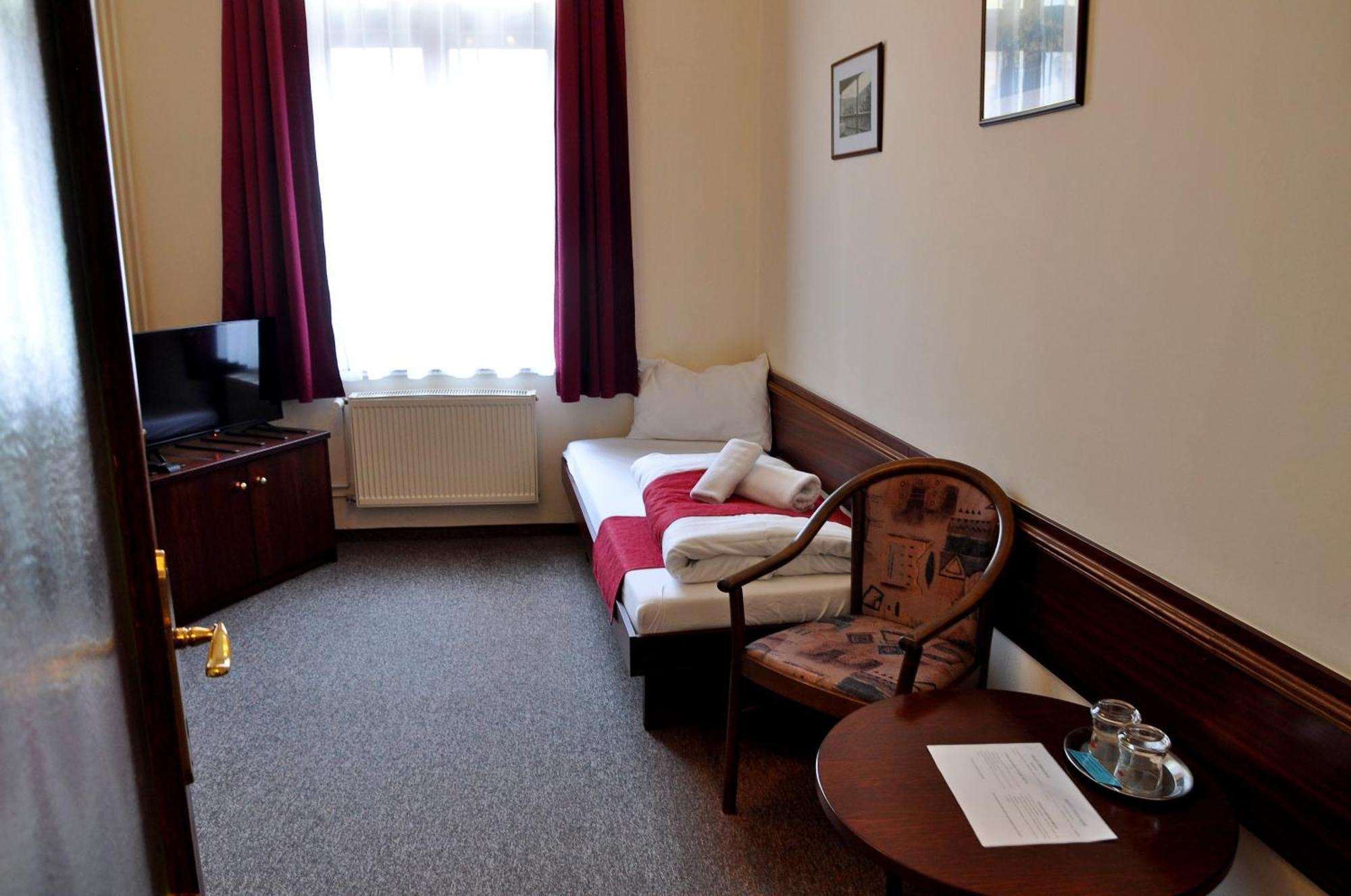 Hotel U Bileho Kone Loket Room photo